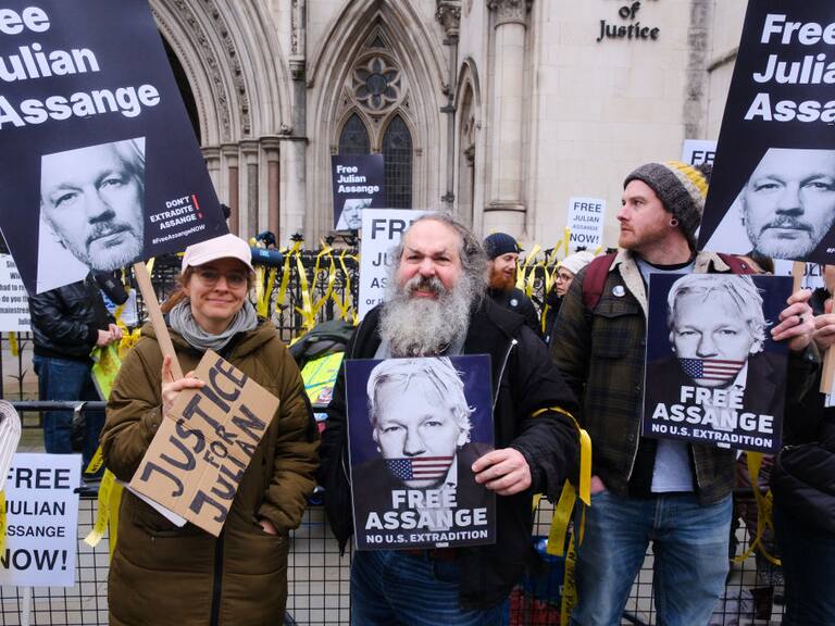 Manifestantes se reúne a las afueras de los Tribunales Reales de Justicia en Londres, en apoyo a Julian Assange que enfrenta su extradición a EEUU.
