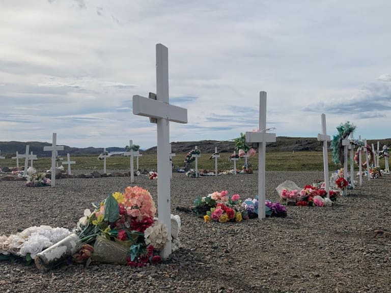 Canadá: descubren 93 nuevas tumbas de niños en las cercanías de antiguo internado