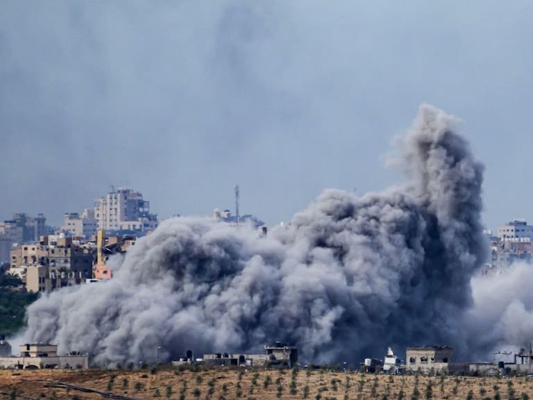 El humo se eleva por los bombardeos de Israel sobre la Franja de Gaza
