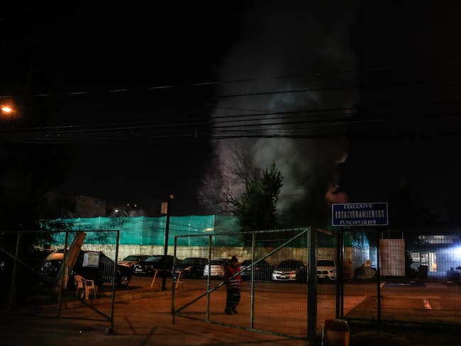 Bomberos controla incendio en el Hospital Barros Luco en San Miguel: se mantiene el tránsito restringido para buses 